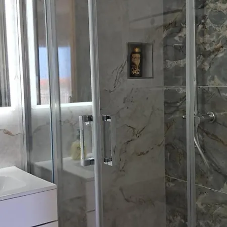 شقة Antonny Zvekovica